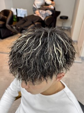 スウェル 稲毛店(Swell) ツイストスパイラルパーマ×フェードカット[稲毛/稲毛駅/メンズ]