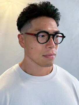 ディスイズバーバーセカンド(THIS IS BARBER 2nd) ナチュラルパーマ オールバック フェードカット 30代