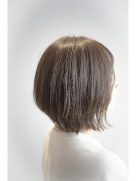 ビーヒアナウ N゜03 金沢駅西店(BE HERE NOW) ミディアムウルフ/くびれボブ/シースルーバング/小顔カット