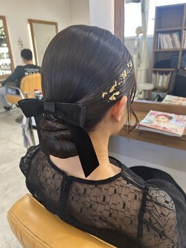 シロ(siro) タイトシニヨンスタイル