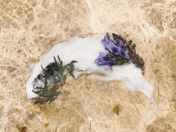 マロウズ(Marrows)の写真/有機認証成分を使用した拘りのオーガニッククリームで髪の芯まで潤いで満たし、"素髪から美髪へ"導きます。