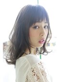 つくり込みすぎないリラックス感で少し大人のミディアムヘア