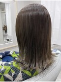 オリーブグレージュカラーぱつっと外ハネスタイル