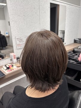 シェル 立川(shell) 白髪染めを使わない明るめアッシュベージュカラー/クビレカット