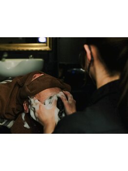 働く男のON/OFFを切り替える。頭皮のコリをほぐし思考を冴えさせる極上ヘッドスパ◇〈理容室/神田〉