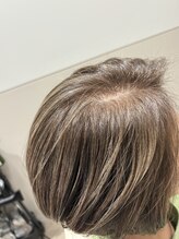 「白髪ぼかしハイライトカラー」＝ブリーチを使った細かいシークレットハイライトを入れておしゃれを楽しむ