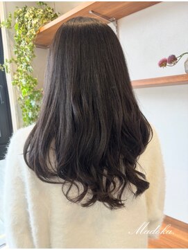 クベル(Kuvel) しなやかで艶めくロングヘアスタイル～コテ巻きにもぴったり