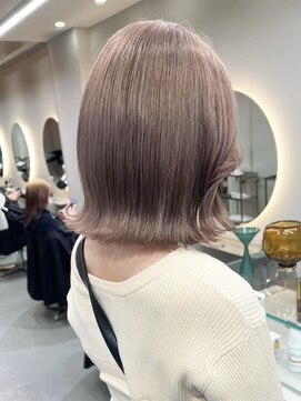 ソル ジングウマエ(SOL JINGUMAE) タッセルボブ切りっぱなしボブミルクティーベージュ外ハネボブ