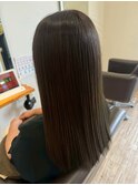 、しっとりとしたツヤ感◎大人のための美髪ストレート