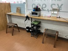 CUT MARU 丸亀店の雰囲気(セルフブロースペースにはスタイリング剤完備)