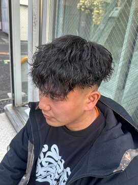 ビンゴ(BINGO) 2073フェザーショートバンク刈り上げセンターパート波打ちパーマ