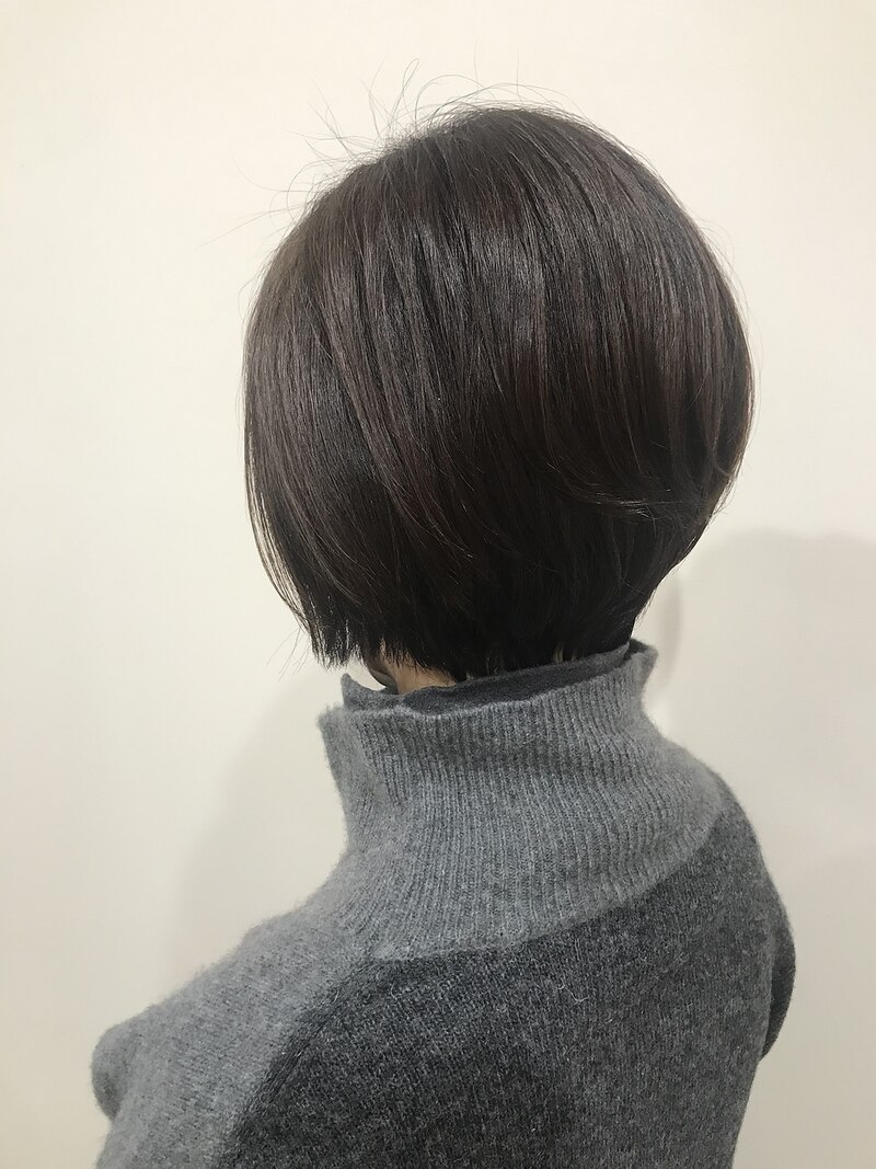 顔まわりを似合わせたショートボブ