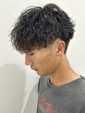 ヒュイル バイ ニアウ(Hwyl by Niau) メンズマッシュパーマ波巻スパイラルパーマニュアンスパーマ眉毛