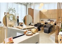 自然光たっぷり、暖かみのある店内　表参道/インナーカラー/前髪