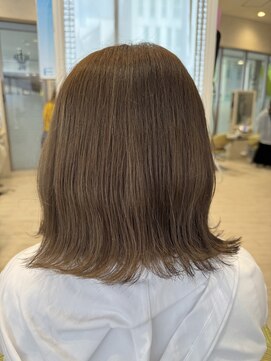 ビス ヘア アンド ビューティー 西新井店(Vis Hair&Beauty) 20代30代ブリーチカラー×ミルクティーベージュ×外ハネ