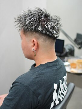 スラッシュ(SLASH) ツイストパーマ/短髪/ホワイトメッシュ/フェード/メンズ/姫路