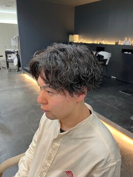 バース バイ ハピネス(BIRTH by happiness) 波巻きパーマ（波打ちパーマ）ツイスパMIX黒髪刈り上げマッシュ