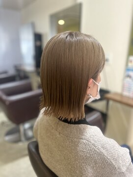 エトワヘアー(Etowa hair) ミディアムボブ/外ハネ/ワンブリーチ/ミルクティーベージュ