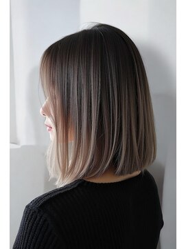 ディア(Dia) 透明感たっぷりのベージュボブ