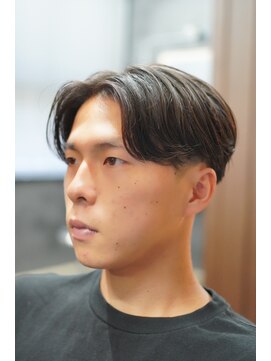 ノーエン(noen) センターパートスパイラルパーマツーブロック刈り上げメンズヘア