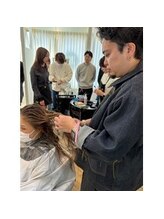 SNS、業界NO1のメーカー講師を定期的にお呼びして常に最新の技術や商材を勉強し日々アップグレードしてます