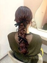 ミラ(Mila)&nbsp;黒リボンが合うゆるふわ編みおろしアレンジ★結婚式ヘアセット