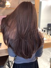 透明感カラーとの相乗効果で魅力が倍増。光を透かすカラーとレイヤーの動きが合わさり柔らかな質感を表現
