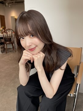 ウユ(uyu) 大人透明感ベージュ/レイヤーカット/前髪