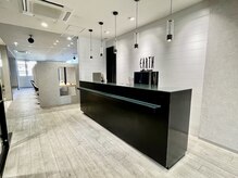 アース コアフュールボーテ ふじみ野店(EARTH coiffure beaute)の雰囲気（受付から特別体験が始まる。心躍るサロン時間を。）