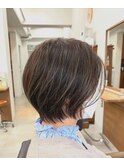 ショートボブ × 白髪ぼかしハイライト