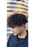 無造作な動きで魅せる、色気シャドウパーマ。