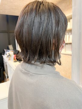 キャアリー(Caary) 福山Caary人気　切りっぱなし外ハネグレージュカラー斜めバング