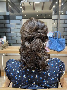 ヴィサージュクルー(VISAGE crew) 華やかなハーフアップデザイン!