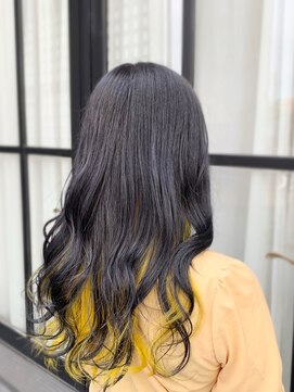 ココネ(cocone) セミロング巻き髪スタイル+イエローインナーカラー