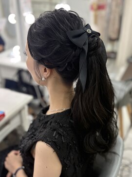 ラモ(RAMO) 結婚式お呼ばれポニーテール　リボンが映えるように