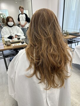 テラス トヨタ(Telasu Toyota) 海外ガール風スタイルになれるレイヤーカットと細かめハイライト
