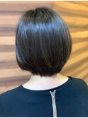 小顔見せで大人かわいい☆暗髪×前下がりフェミニンショート