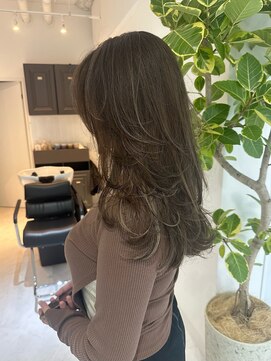 ヨロ 小岩(YOLO) レイヤーカットハイライトショートヘアイルミナカラーオージュア