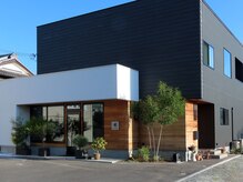 ヘアーズ ナノハナ(hair's nanohana)の雰囲気（落ち着いた、隠れ家サロンのような外観。モダンなイメージ）