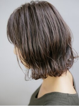 【少人数サロン】気になる白髪はトレンドカラーやデザインでカバーができる♪明るい色も透明感も楽しめる◎