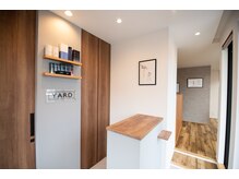 店内は木目とグレーの優しい雰囲気です！絵画も是非ご覧下さい！