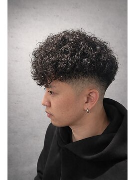 ワンワンオー バーバーショップ 長浜店(@110 BARBER SHOP) スペインカール×スキンフェードで作る、圧倒的ボリューム感