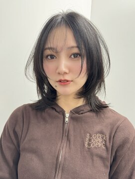 軽やかレイヤーのくびれミディアム