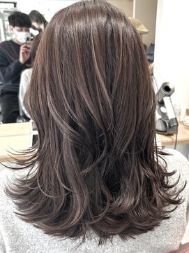 アイヴィ 表参道(IVY) ミディアムレイヤーボブ、艶感カラー