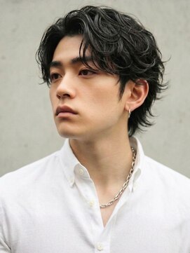 インブルーム(In Bloom) ウルフカット センター分け 黒髪 ツイストパーマ 20代