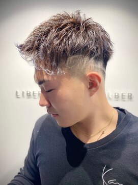 リバティシェアバーバー 銀座(LIBERTY SHARE BARBER) ツーブロックメッシュショート/レザーアート