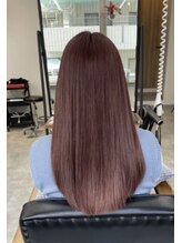 カラー剤を塗り終えたら、地肌から毛先まで特殊な酸性の水を塗布します。