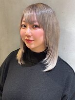 ヘアリゾート粋 新宿三丁目本店&nbsp;ブリーチカラーホワイトシルバー