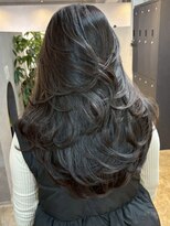 メリー オオサカ(Merly Osaka)&nbsp;暗髪も映えるレイヤーカット