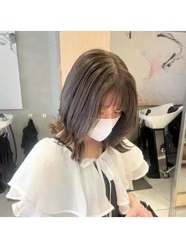 ヘアサロンガリカアオヤマ(hair salon Gallica aoyama) 大人ガーリーな柔かいオリーブベージュ x くびれミディ